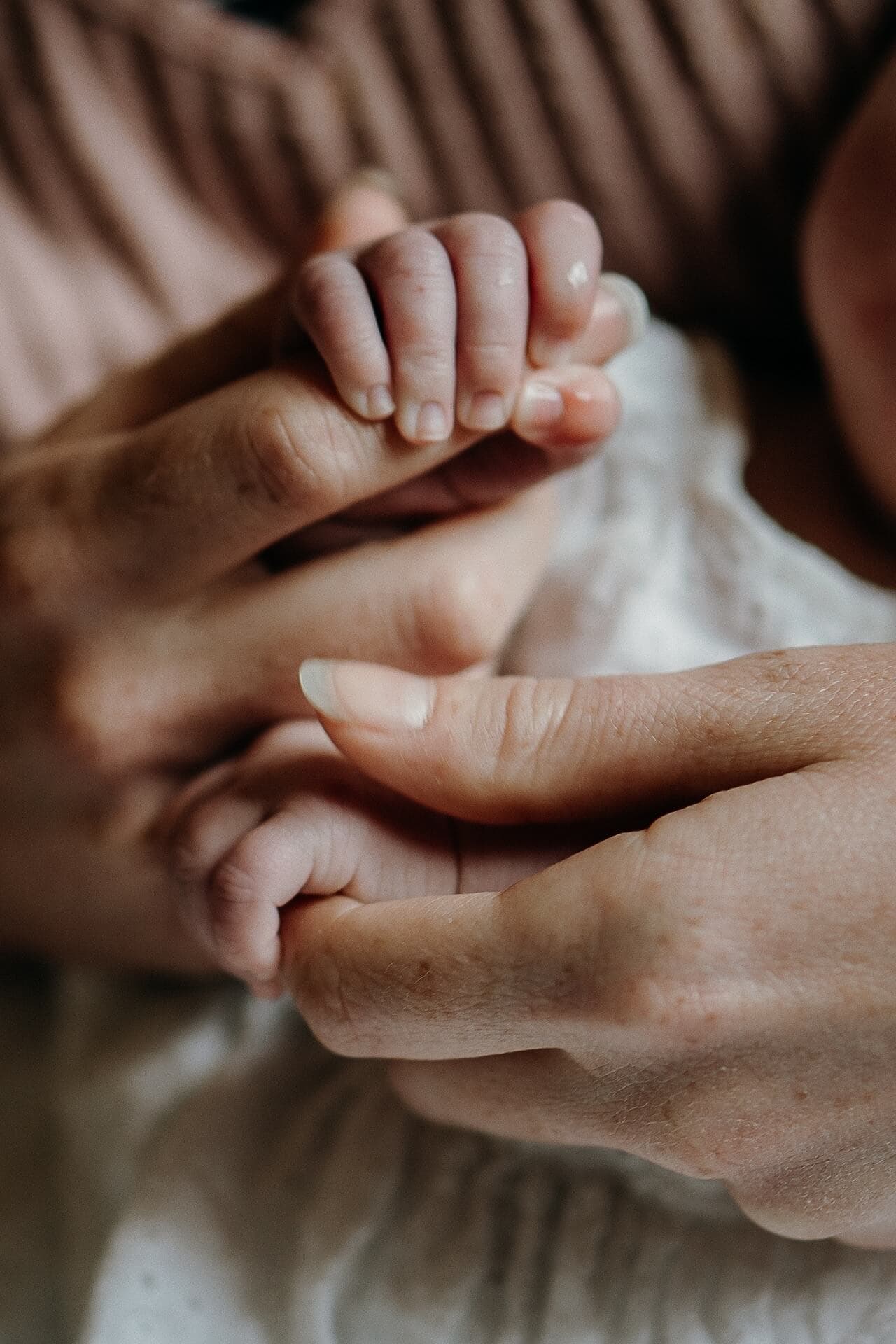 Som din Doula i Hillerød og Nordsjælland, tilbyder jeg kontinuerlig følelsesmæssig, fysisk og mental støtte før, under og efter fødslen.