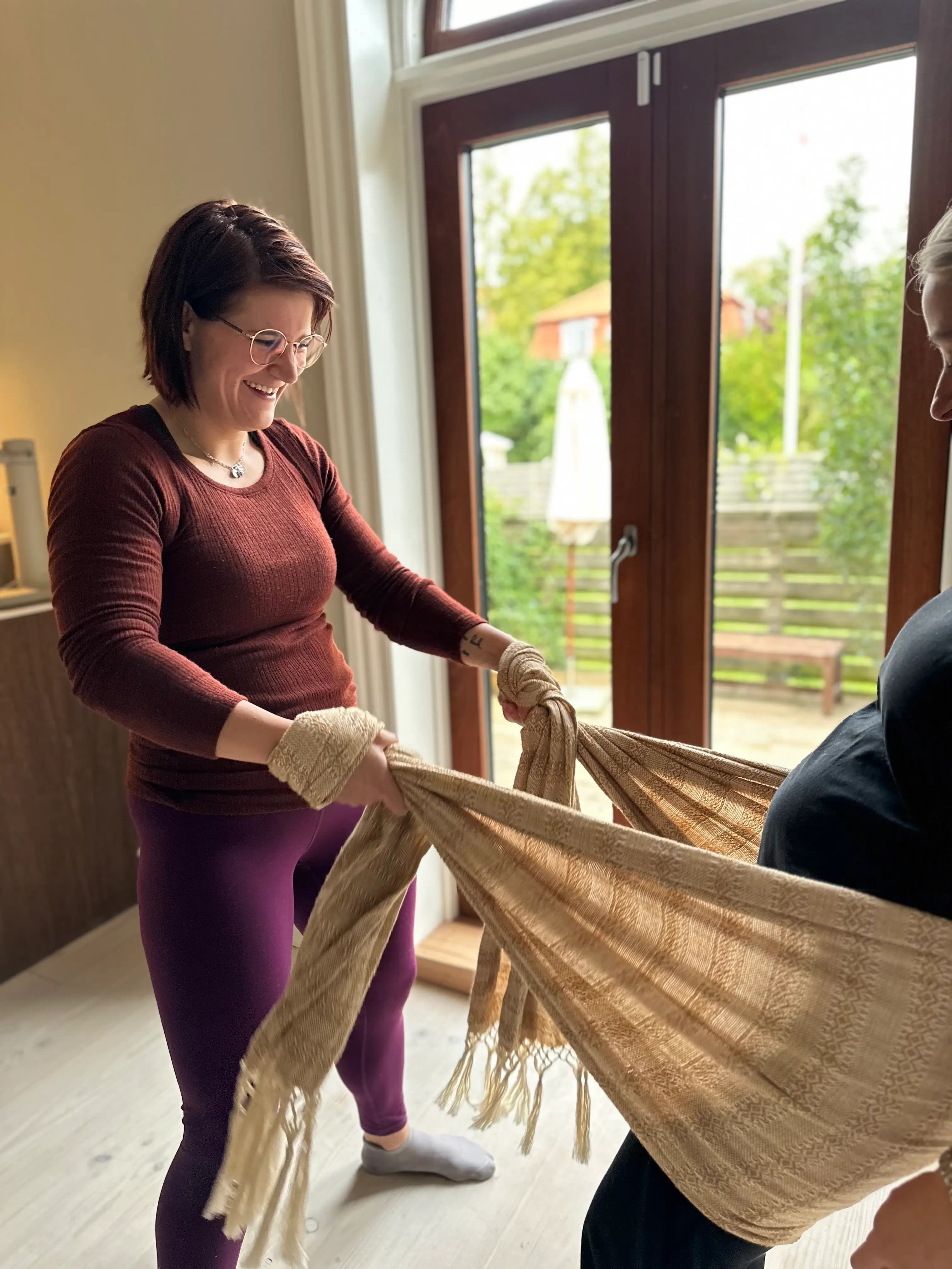 Oplev effekten af Rebozo-massage kombineret med manuel afspænding. Ideel for gravide og deres partnere, der søger aktiv deltagelse i fødselsarbejdet.
