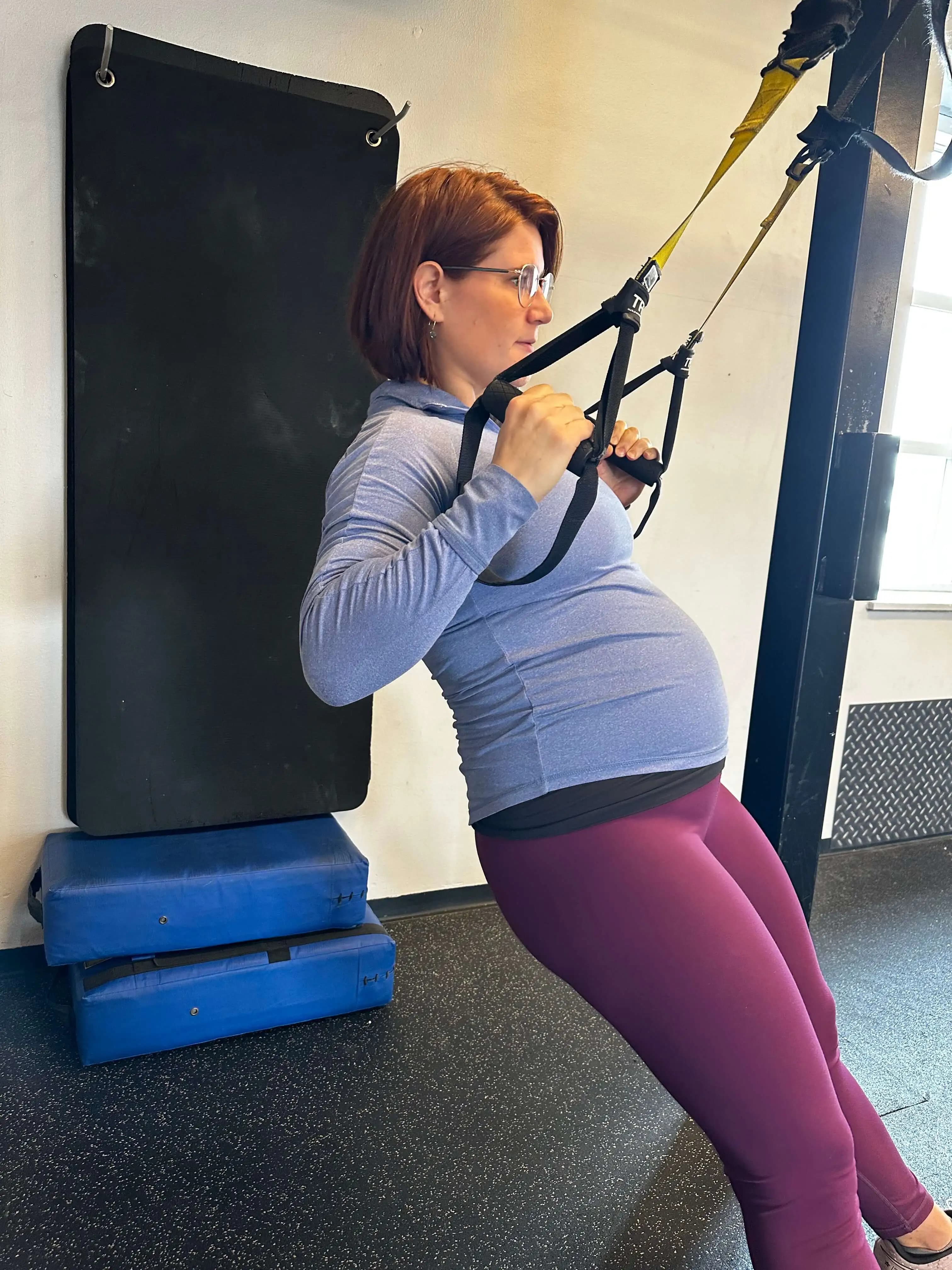 Få et individuelt tilpasset træningsforløb for gravide, der fokuserer på tryghed og personlig udvikling. Fra yoga til styrketræning.
