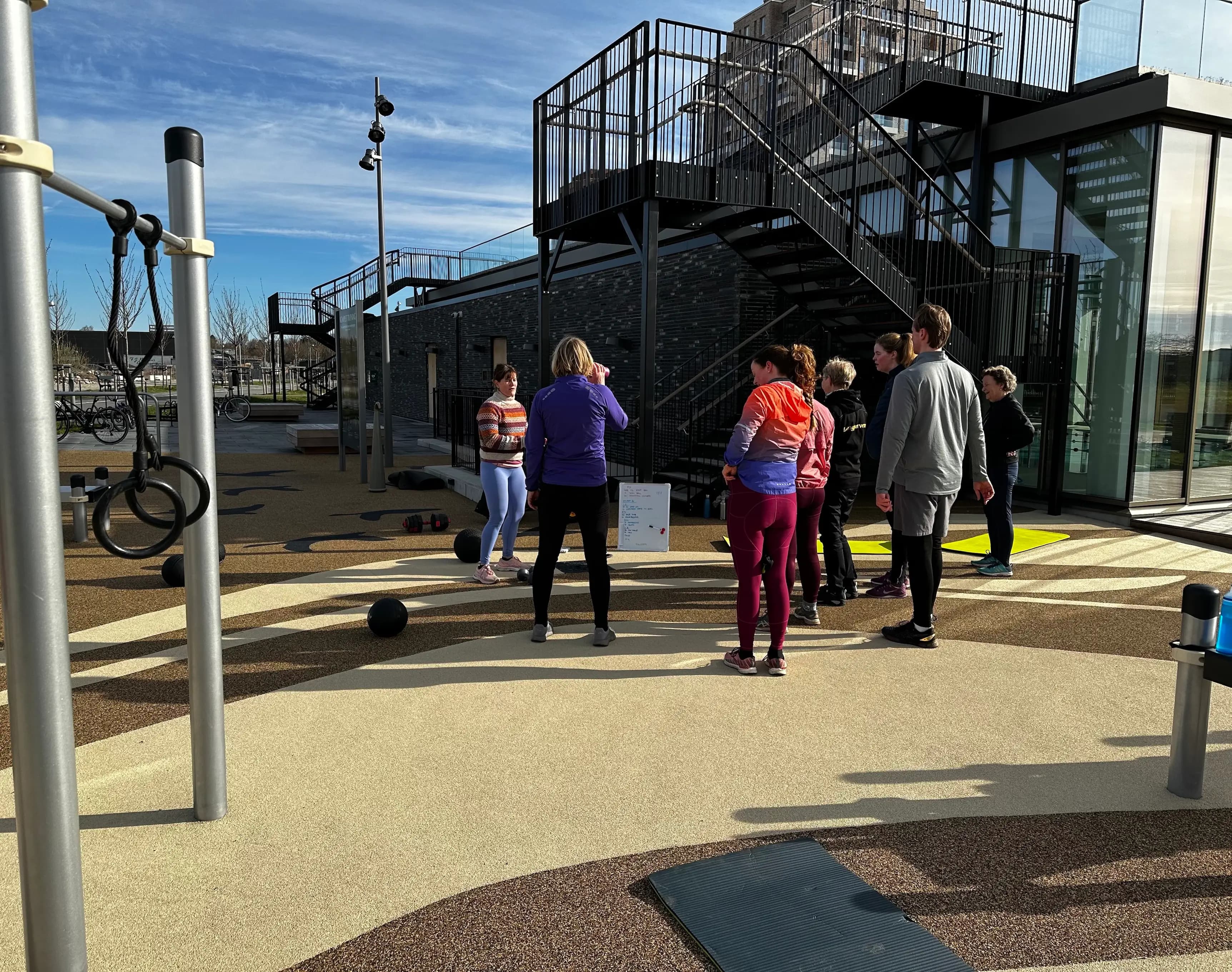 Kom og vær en del af mit udendørs træningshold i Hillerød Centrum. Jeg tilbyder varieret helkropstræning til alle fitness-niveauer.